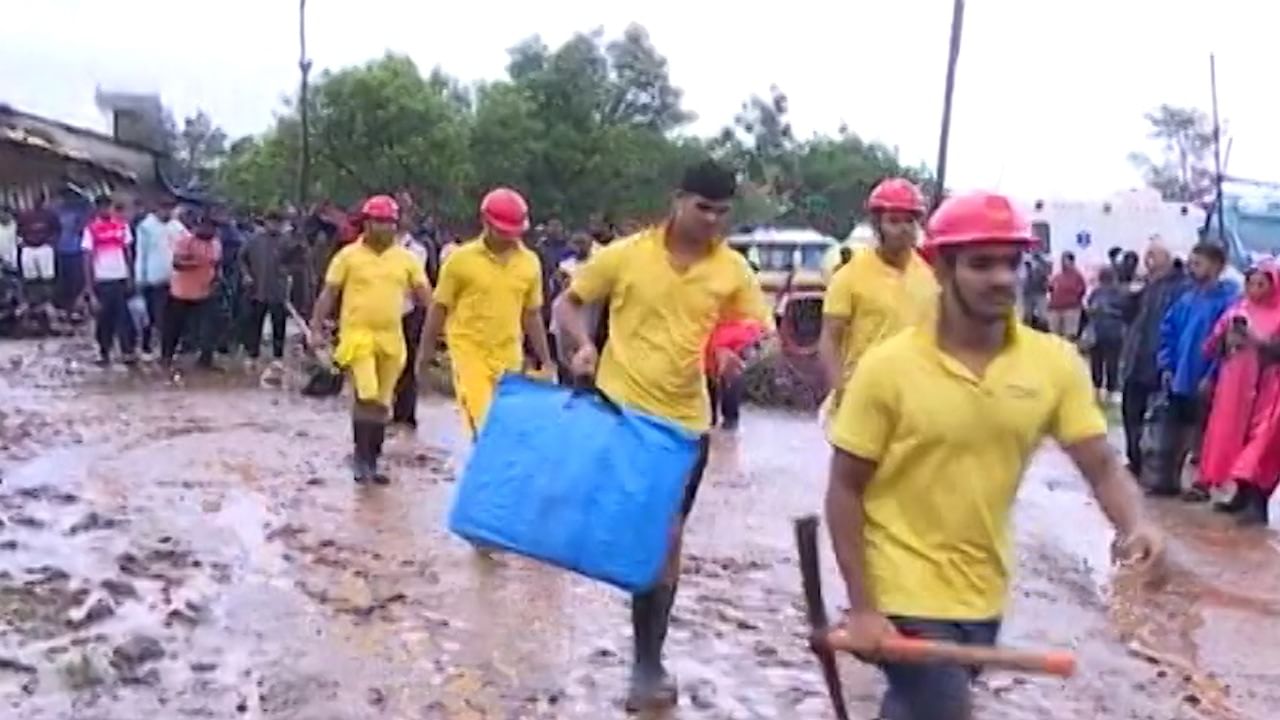 घटनेची माहिती मिळताच NDRF ची टीम घटनास्थळी दाखल झाली आहे. त्यांच्याकडून बचाव कार्याला सुरूवात झाली आहे. मात्र इर्शाळगड हे गाव डोंगराच्या पायथ्याशी वसलेलं आहे. इर्शाळगडाच्या पायथ्याशी हे गाव आहे. 