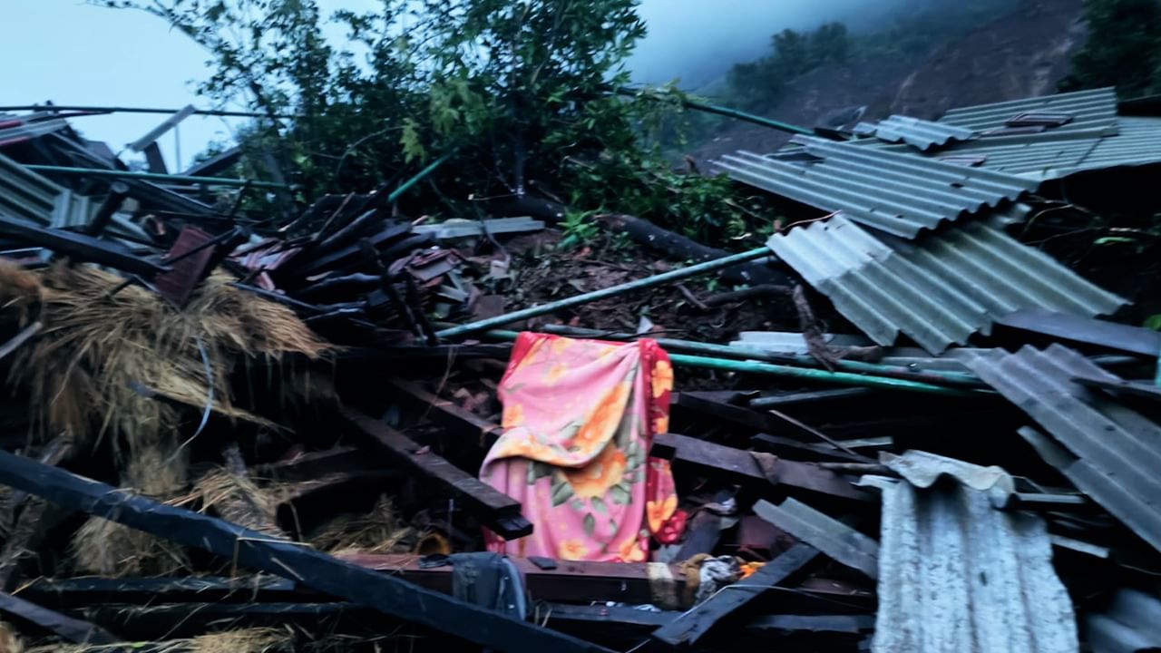 इर्शाळगडाजवळ डोंगराजवळील एका गावावर काल रात्री दरड कोसळली. या दरडीखाली 50 ते 60 घरे दबली आहेत. आतापर्यंत या दरडीखालून 34 जणांना बाहेर काढण्यात आलं आहे. या दुर्घटनेत 4 जणांचा मृत्यू झाला आहे.