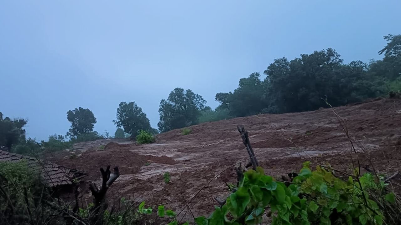 रायगडमधल्या खालापूरमध्ये दरड कोसळ्याची घटना घडली आहे. खालापूरमधल्या इर्शाळवाडी गावावर ही दरड कोसळली आहे. इर्शाळ गडाच्या पायथ्याशी ही घटना घडली आहे. 