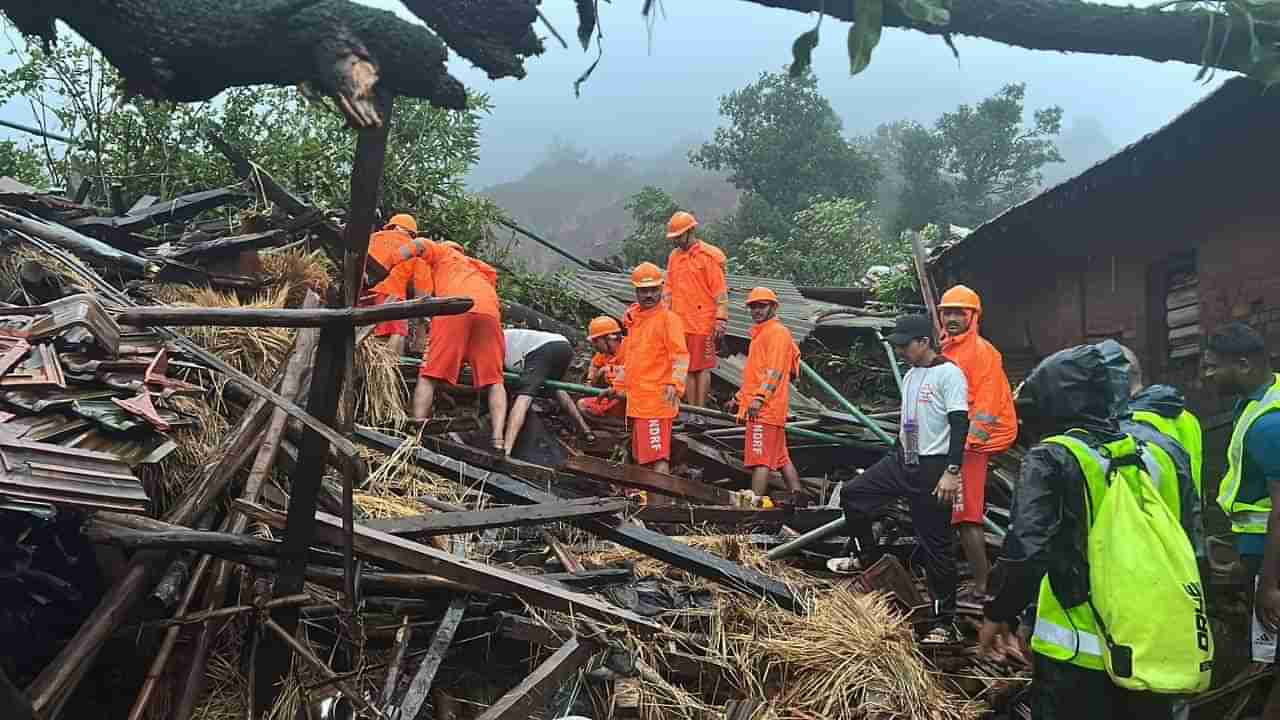 खालापूर दुर्घटना... नातेवाईकांसाठी हेल्पलाईन नंबर जारी, मदतीसाठी पोलीस अधिकारी तैनात; हेलिकॉप्टरद्वारे मदतकार्य