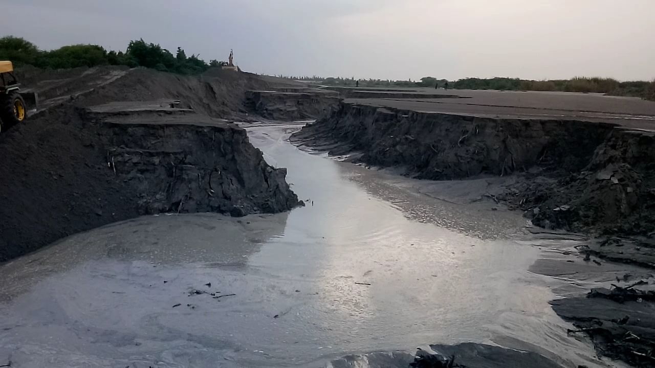 नागपूरमध्ये पावसाचा कहर, पाण्याचा नाही राखेचा पूर; राख युक्त पाणी शेतकऱ्यांच्या शेतात