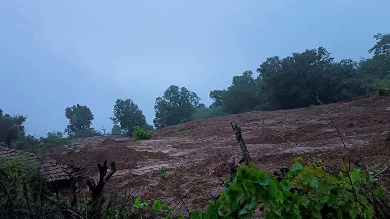 रायगडमधल्या खालापूरमध्ये दरड कोसळली आहे. 200-250 लोकसंख्या असलेल्या खालापूरमधल्या इर्शाळवाडी गावावर ही दरड कोसळलीये. त्यामुळे अख्खं गाव मातीच्या ढिगाऱ्याखाली दबलं गेलंय.