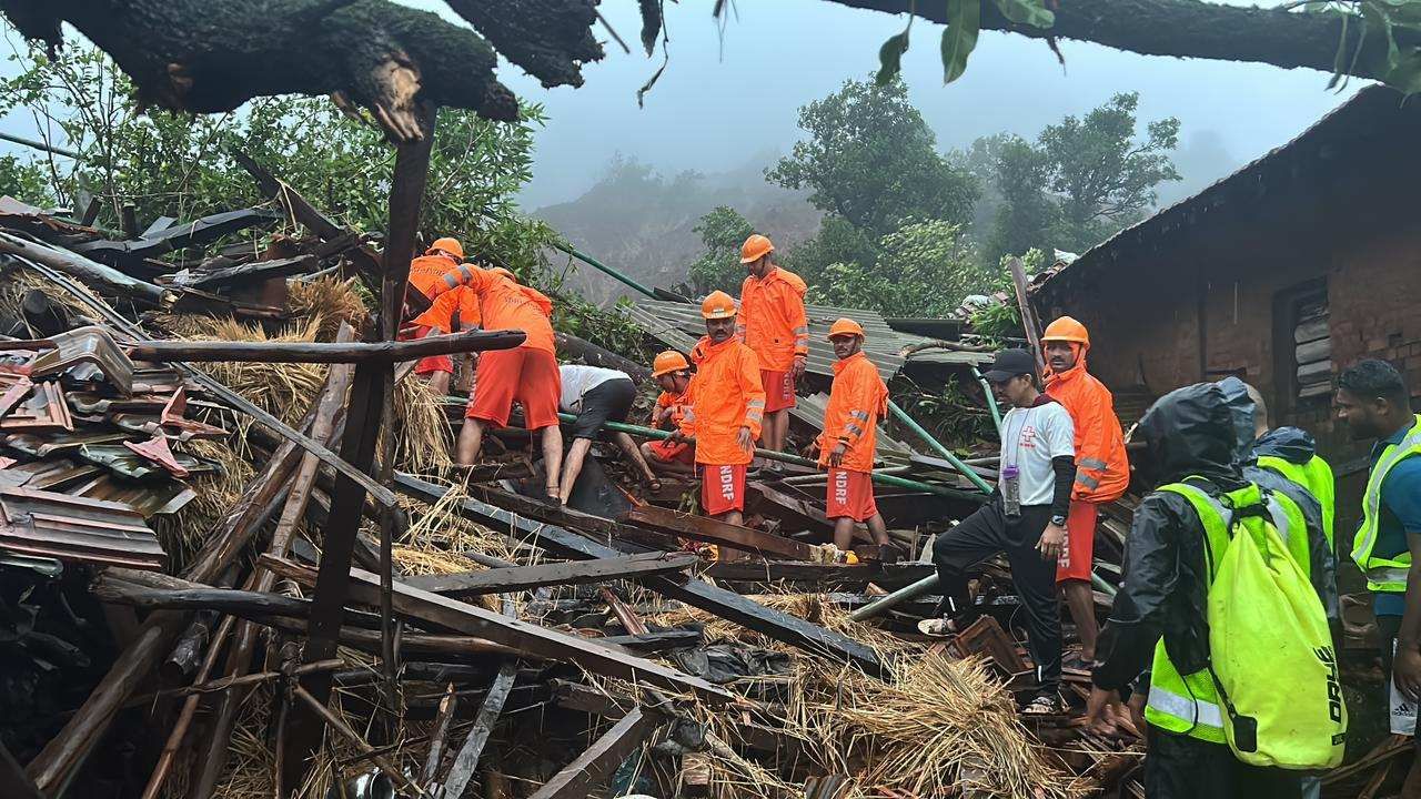 इर्शाळवाडीमध्ये NDRF च्या जवानांकडून मदत कार्य केलं जात आहे. स्थानिकही या मदतकार्यात सहकार्य करत आहेत.