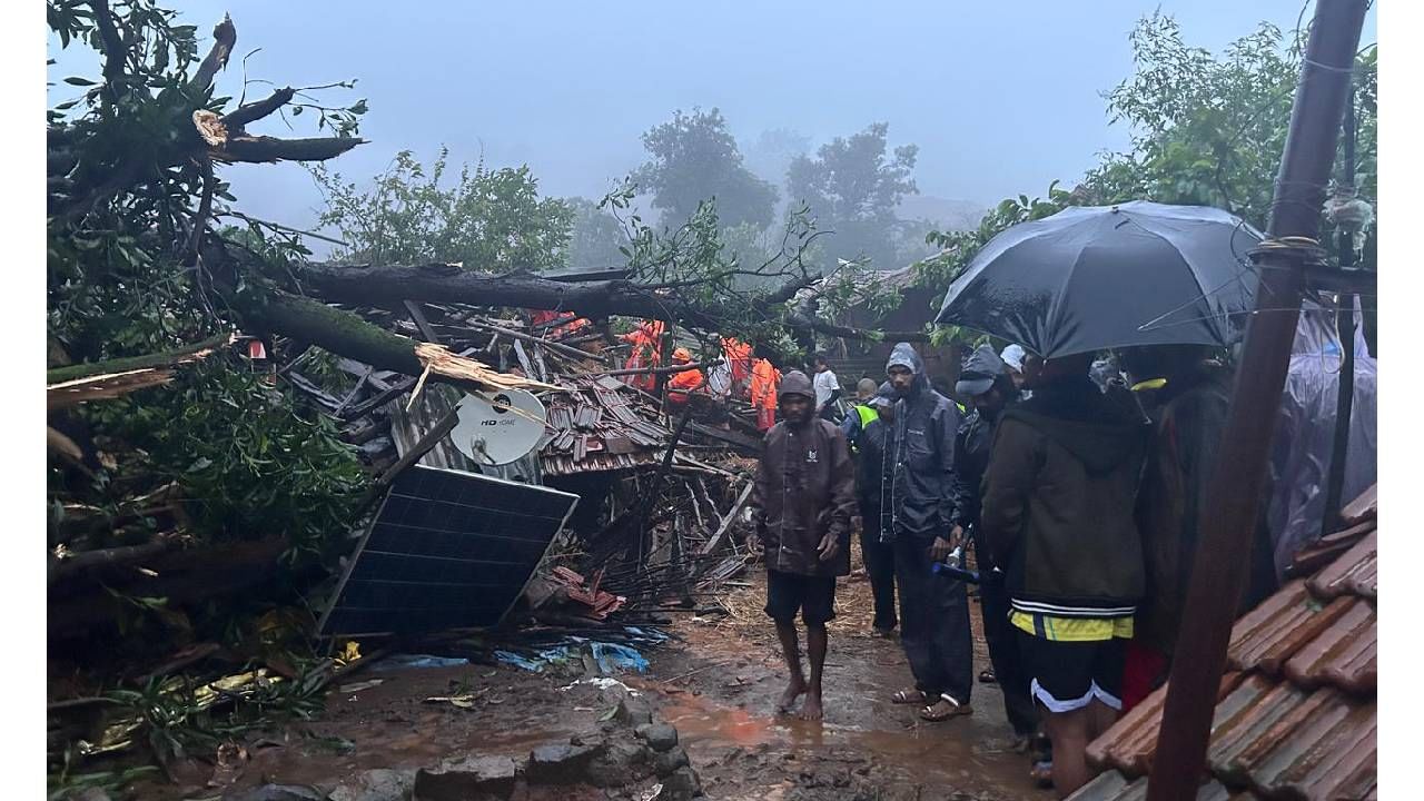 या फोटोमध्ये तुम्ही बघू शकता की लोकं या पायवाटेने सुद्धा मार्ग काढत मदतीसाठी पोहचतायत. ढिगाऱ्याखाली अडकलेल्या लोकांना बाहेर काढण्यासाठी ही पथकं, जवान आणि नागरिक एकजुटीने कार्यरत आहेत. 