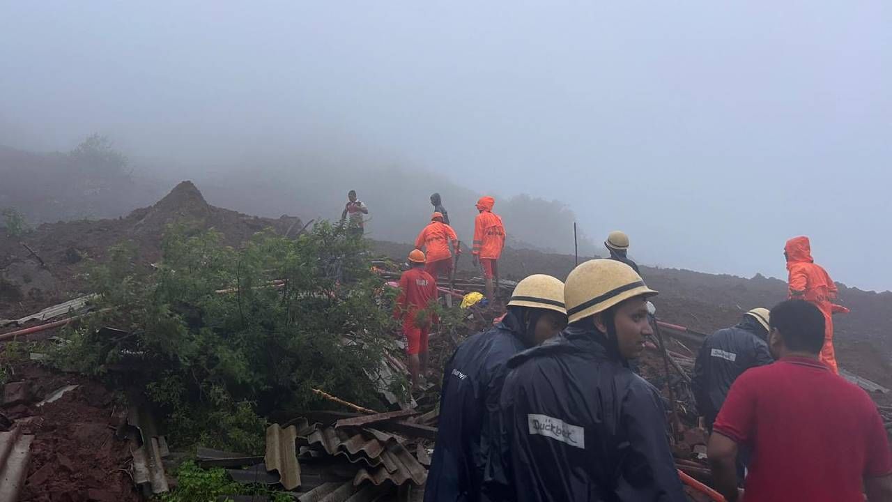 रायगडमधल्या खालापूरमध्ये दरड कोसळ्याची घटना घडली आहे. खालापूरमधल्या इर्शाळवाडी गावावर ही दरड कोसळली आहे. इर्शाळ गडाच्या पायथ्याशी ही घटना घडली आहे. 