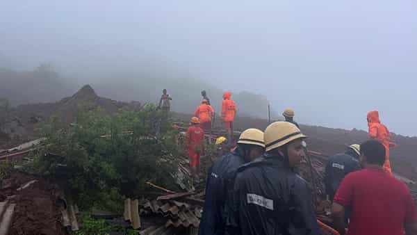रायगडमधल्या खालापूरमध्ये दरड कोसळ्याची घटना घडली आहे. खालापूरमधल्या इर्शाळवाडी गावावर ही दरड कोसळली आहे. इर्शाळ गडाच्या पायथ्याशी ही घटना घडली आहे.