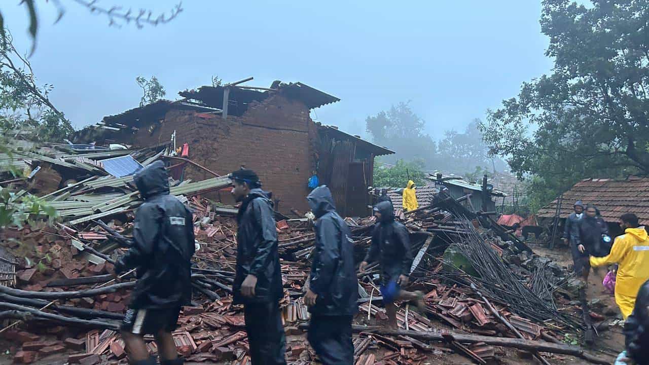 Raigad Irshalwadi Landslide | खालापूरच्या इर्शालवाडीत मोठी दुर्घटना, दरड कोसळून 4 जणांचा मृत्यू Raigad Irshalwadi Landslide | खालापूरच्या इर्शालवाडीत मोठी दुर्घटना, दरड कोसळून 4 जणांचा मृत्यू