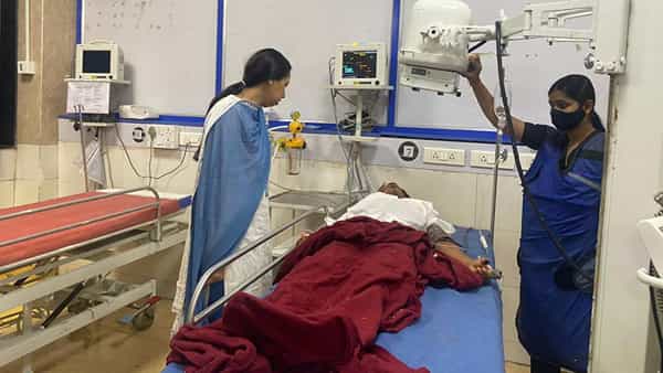 रायगडमधल्या खालापूरच्या इर्शाळवाडी गावावर दरड कोसळल्याची घटना घटली आहे. या दुर्घटनेतील जखमींना कळंबोलीतील एमजीएम रुग्णालयात दाखल करण्यात आलं आहे.