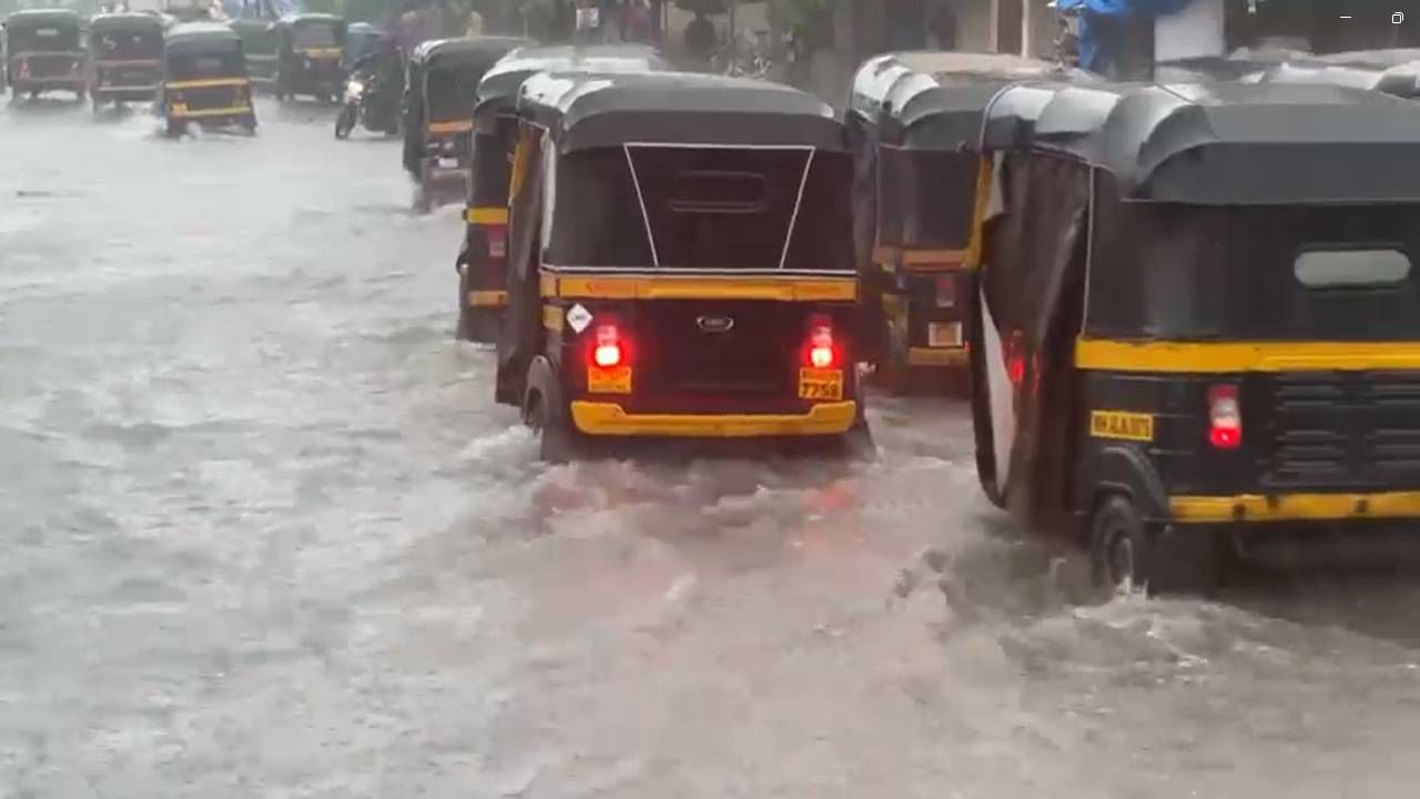 विरार पश्चिम आगाशी ते स्टेशन रोड पाण्याखाली गेला आहे. आगाशी, बोलींज, विराट नगर, पुरा पाडा या परिसरात सर्वत्र पाणीच पाणी झाले आहे. घरात पाणी, रस्त्यावर पाणी सर्वत्र पाणीच झालं आहे. नागरिक 2 किलोमीटर पायी चालून घर गाठतं आहेत. 