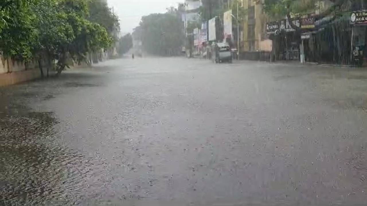 रस्त्यावरून कोणतीच वाहन बाहेर निघू शकत नसल्याने  कामावर जाणारे नागरिक पायी चालून प्रवास करीत आहेत. 