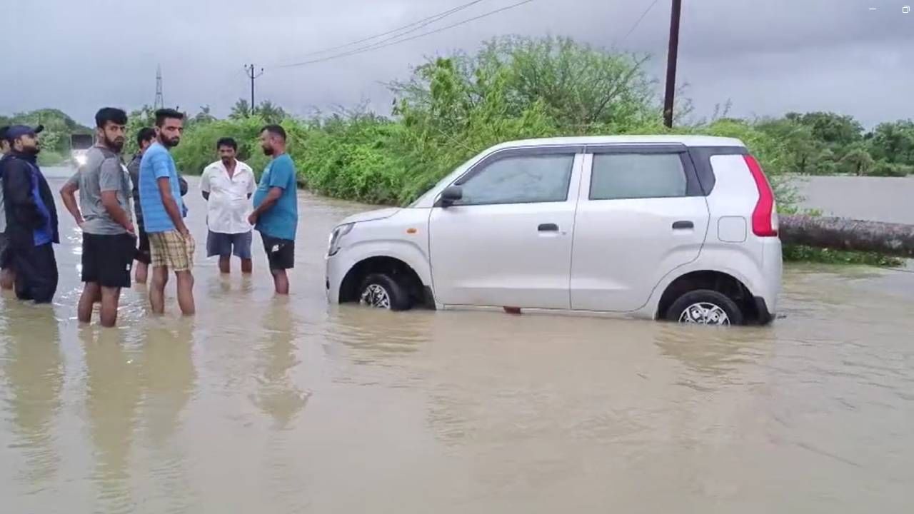 वसई विरार भागामध्ये अतिवृष्टी चालू असल्यामुळे बऱ्याच भागात पावसाचे पाणी भरले आहे. महावितरण कंपनीकडून खबरदारीचा उपाय योजना म्हणून 11 DTCs, काही फिडर पिलर्स, दिस्ट्रिब्युशन बॉक्सेस बंद करण्यात आले आहेत. 