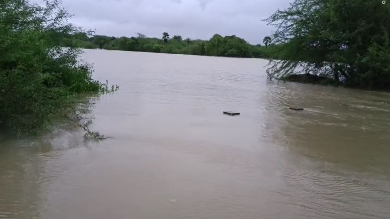 पावसाचा जोर कमी झाल्यास तातडीने सदर विद्युत पुरवठा सुरळीत करण्यात येईल, होत असलेल्या गैरसोयी बद्दल दिलगीर आहोत. आपणास विनंती करण्यात येते पावसामध्ये लाईव्ह नेटवर्क (केबल्स, वायर्स) यांच्या संपर्कात येणार नाही याची काळजी घ्यावी. धोकादायक असलेल्या परिस्थीची माहिती त्वरित मोबाईल किंवा मेसेजद्वारे 7875760602 क्रमांकावर द्यावी अशी माहिती प्रशासनाकडून देण्यात आली आहे. 