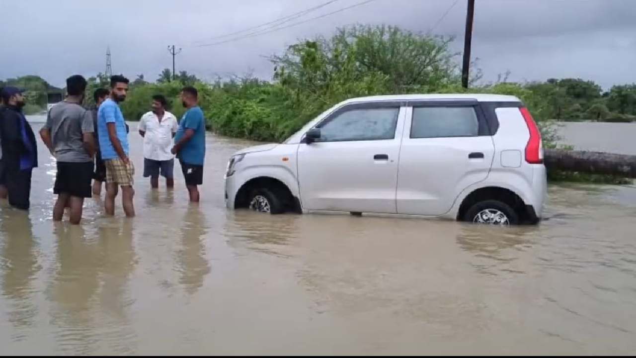 Palghar News : पुराच्या पाण्यातून गाडी चालवणे अंगलट आले, पाण्याचा अंदाज न आल्याने कार वाहून गेली !