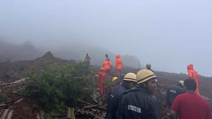इर्शारवाडीवर डोंगर कोसळला; मदतीसाठी स्थानिक तरुणांनी धाव घेतली! इर्शारवाडीवर डोंगर कोसळला; मदतीसाठी स्थानिक तरुणांनी धाव घेतली!