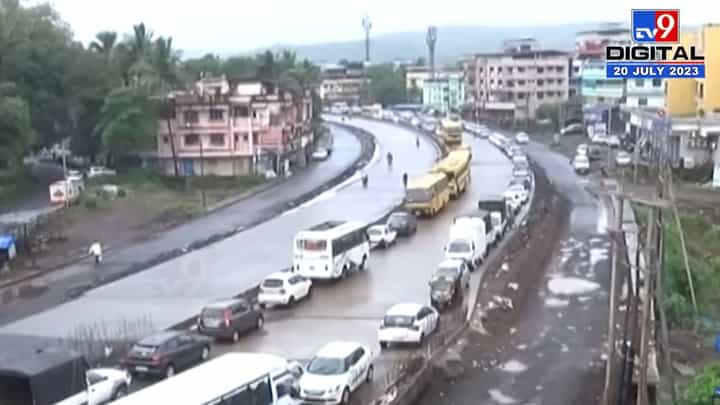 चिपळूणला महापुराचा धोका? हजारो वाहने महामार्गावर पार्किंग चिपळूणला महापुराचा धोका? हजारो वाहने महामार्गावर पार्किंग