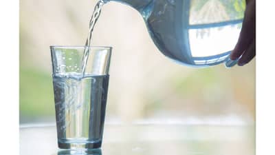 हे पदार्थ शरीरातील पाणी शोषतात, टाळा!