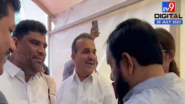 जेव्हा वैभव नाईक यांच्याकडून भरत गोगावले यांची वाट आडवली जाते; काय झालं असं की गोगावले देखील.... जेव्हा वैभव नाईक यांच्याकडून भरत गोगावले यांची वाट आडवली जाते; काय झालं असं की गोगावले देखील....