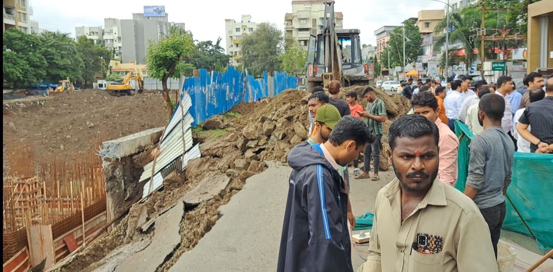 रस्ता खचण्याची घटना घडली तेव्हा त्या ठिकाणी कोणीही नव्हते. अन्यथा मोठी दुर्घटनाही घडली असती. या ठिकाणी पिण्याच्या पाण्याची पाईपलाईन ही फुटली आहे.