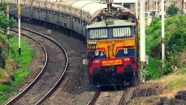 रेल्वेत महिलांच्या कोचमध्ये महिला सुरक्षित नाहीत, धावत्या रेल्वेत दिला धक्का
