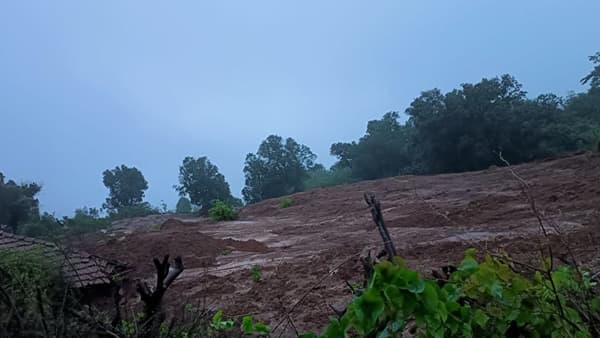 इर्शाळवाडीवर डोंगराचा कडा कोसळला त्यामुळे खाली असलेली घरे मातीच्या ढिगाऱ्याखाली सापडली गेलीत.