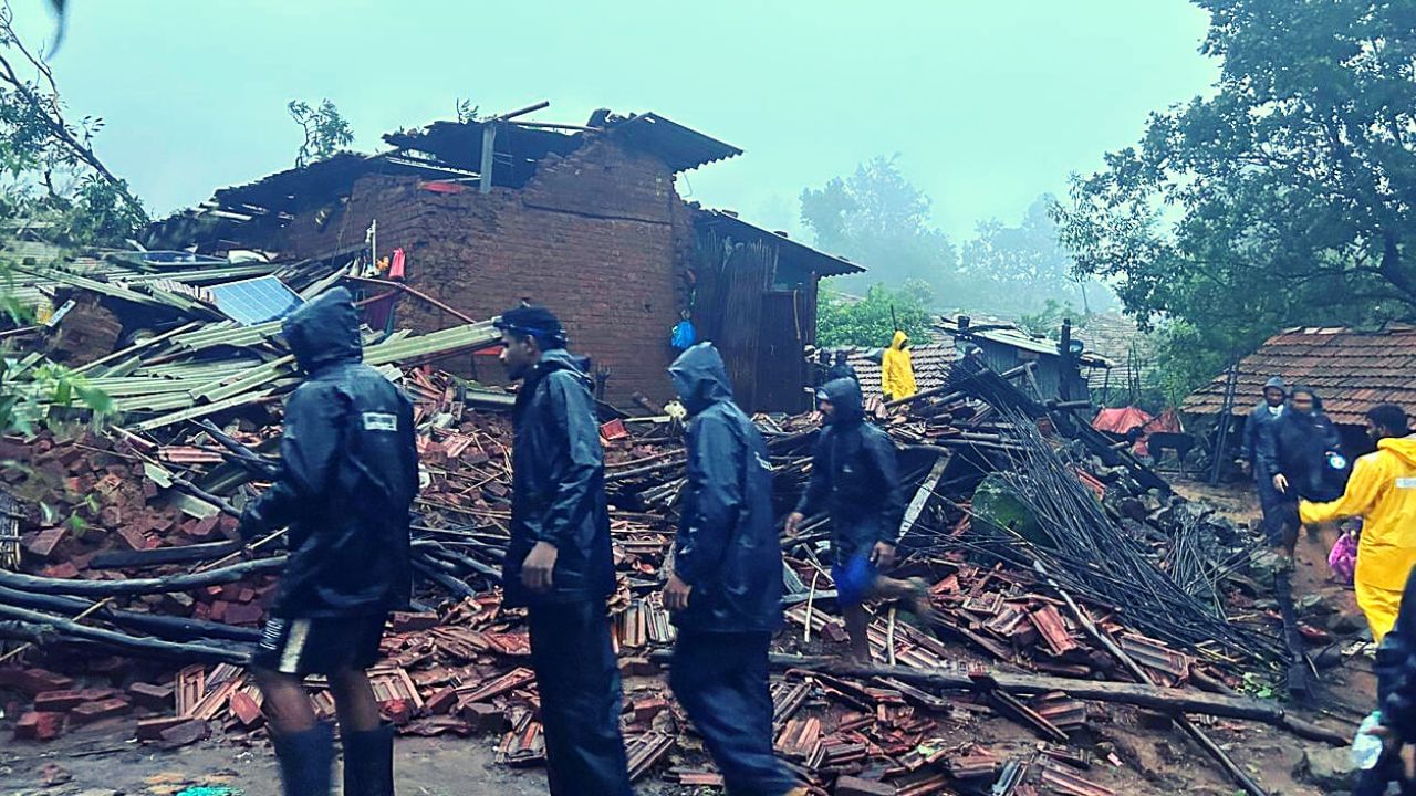 सकाळी 6.20 पासून NDRF टीमकडून बचावकार्य सुरू करण्यात आलं. या वाडीपर्यंत जाण्यासाठी 1.5 किमी पायी चालत जावं लागतं. 