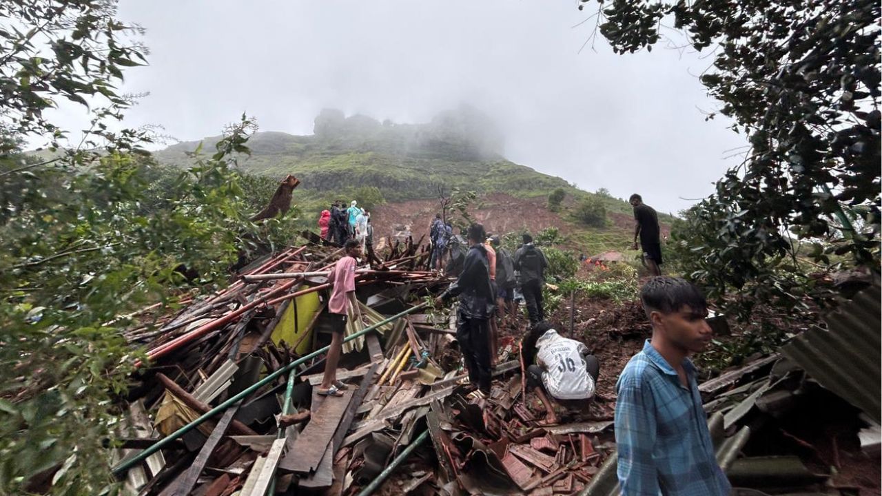 अनेक घर मोडली गेली आहेत मोठ्या प्रमाणात घरांचं नुकसान झालं आहे. डोंगराच्या जवळची घरे मातीच्या ढिगाऱ्याखाली सापडली आहेत.