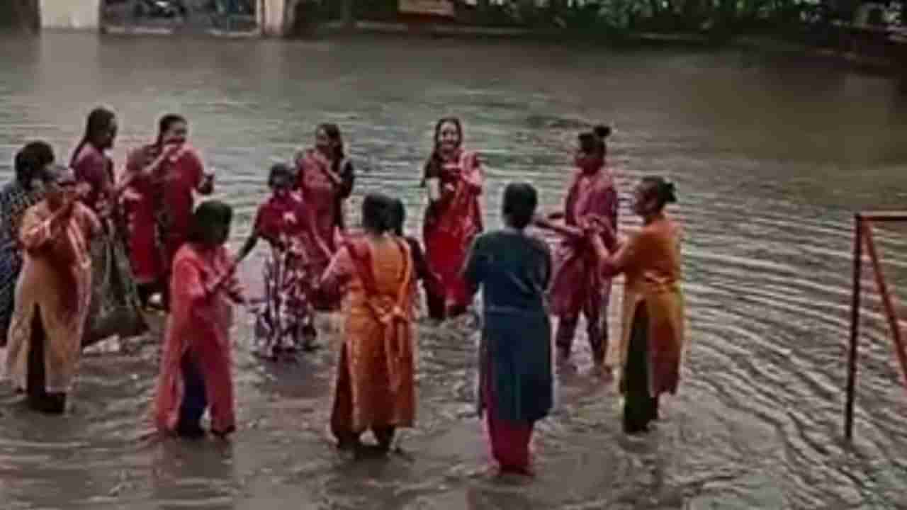 वसईत साचलेल्या पाण्यात महिलांनी गरबा खेळण्याचा आनंद लुटला, पाहा VIDEO