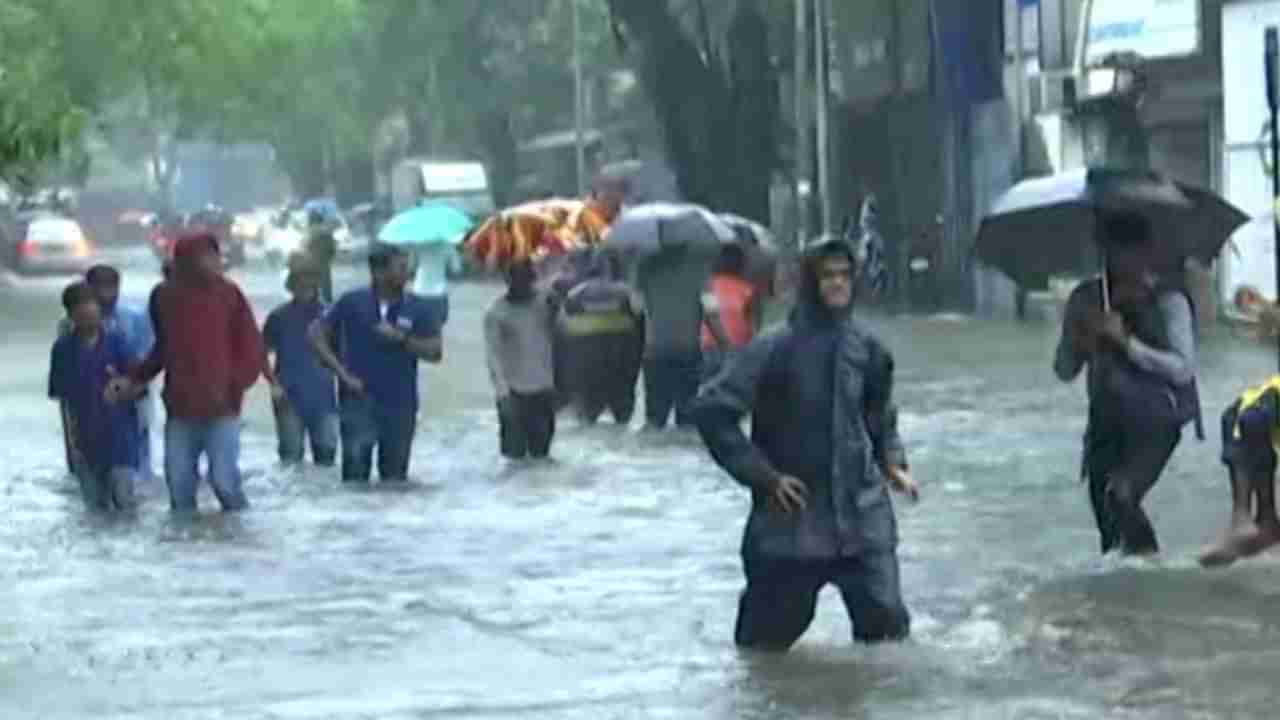 Rain Update : मुंबई आणि परिसरात मुसळधार पाऊस, सखल भागात पाणी साचल्याने नागरिकांचे हाल