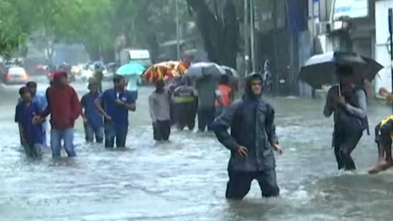 Rain Update : मुंबई आणि परिसरात मुसळधार पाऊस, सखल भागात पाणी साचल्याने नागरिकांचे हाल Rain Update : मुंबई आणि परिसरात मुसळधार पाऊस, सखल भागात पाणी साचल्याने नागरिकांचे हाल