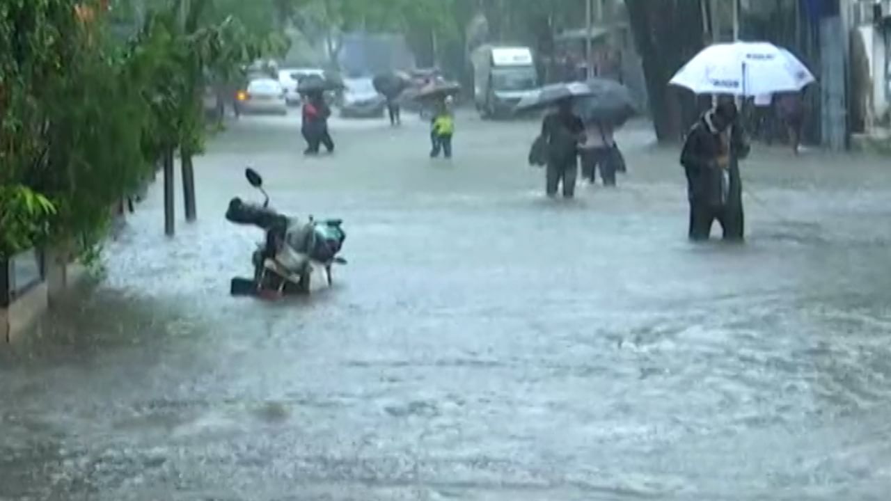 लोकांच्या सुरक्षेसाठी पोलिस, बीएमसी आणि स्थानिक नागरिक येथे तैनात आहेत. मुंबई आणि उपनगरातील अनेक ठिकाणी फक्त पाणीच दिसत आहे.