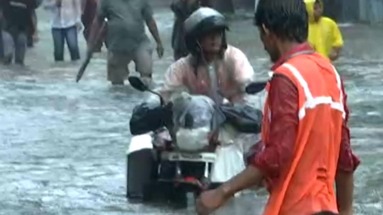 वसई विरार नालसोपर्यातील दयनीय अवस्था झाली आहे. या भागातील अनेक रस्ते पाण्याखालीच आहेत. रस्त्यांवर पाणी साचल्याने गाडी चालवताना वाहनधारकांची तारांबळ उडत आहे.