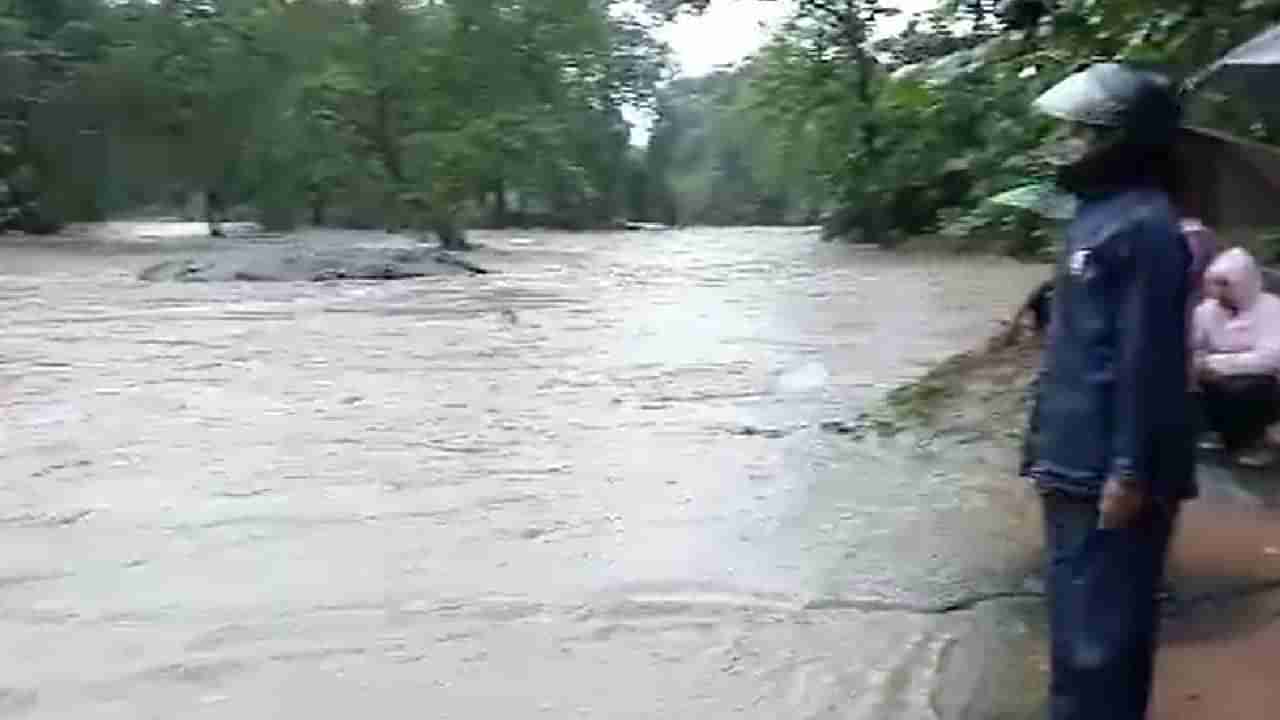 या राष्ट्रीय महामार्गावरून वाहते चार फूट पाणी, अनेक भागांचा जिल्हा मुख्यालयाशी संपर्क तुटला