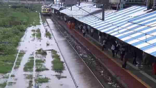 BREAKING | कुर्ला स्थानकात रेल्वे रुळावर पाणी, ऐन गर्दीच्या वेळी हार्बर रेल्वे सेवेला मोठा फटका