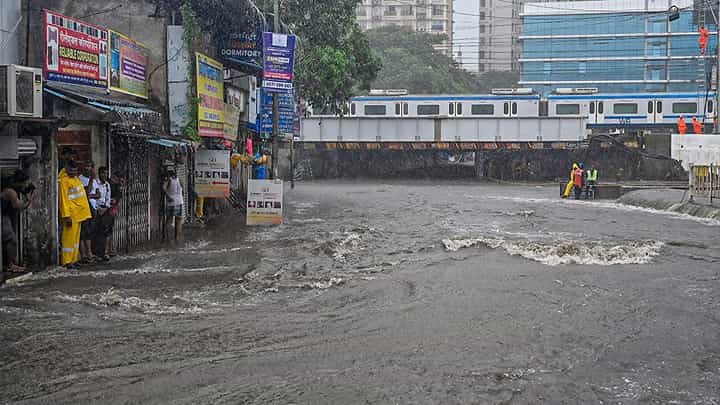 मुंबईच्या पावसाने तीन वर्षाचा मोडला विक्रम; 24 तासात 1 हजार 512.6 मिमी पाऊस मुंबईच्या पावसाने तीन वर्षाचा मोडला विक्रम; 24 तासात 1 हजार 512.6 मिमी पाऊस