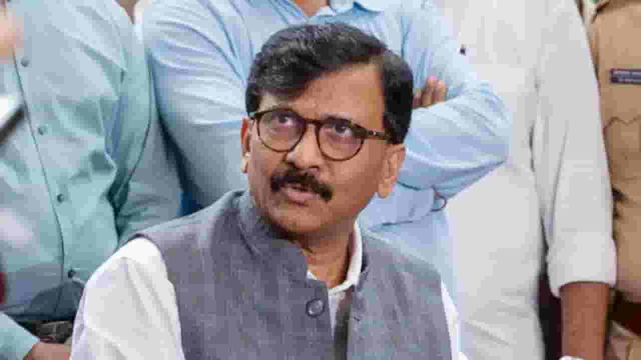 राऊत यांच्यावर बोलताना शिवसेना नेत्याची जीभ घसरली, म्हणाला, ‘पिसाळलेलं कुत्र चावलं म्हणून...’ राऊत यांच्यावर बोलताना शिवसेना नेत्याची जीभ घसरली, म्हणाला, ‘पिसाळलेलं कुत्र चावलं म्हणून...’