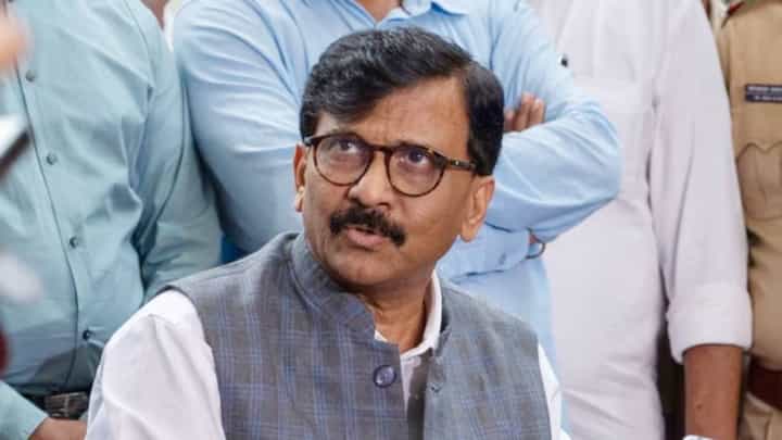 राऊत यांच्यावर बोलताना शिवसेना नेत्याची जीभ घसरली, म्हणाला, ‘पिसाळलेलं कुत्र चावलं म्हणून...’ राऊत यांच्यावर बोलताना शिवसेना नेत्याची जीभ घसरली, म्हणाला, ‘पिसाळलेलं कुत्र चावलं म्हणून...’