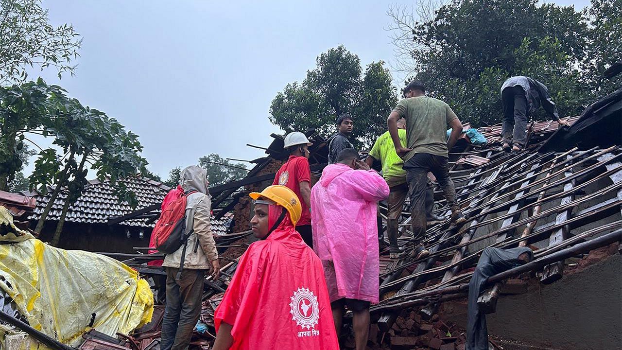 इर्शाळवाडी दरड दुर्घटनेतील मृतांचा आकडा पोहचला 24 वर; अजही मदत आणि बचावकार्य सुरू