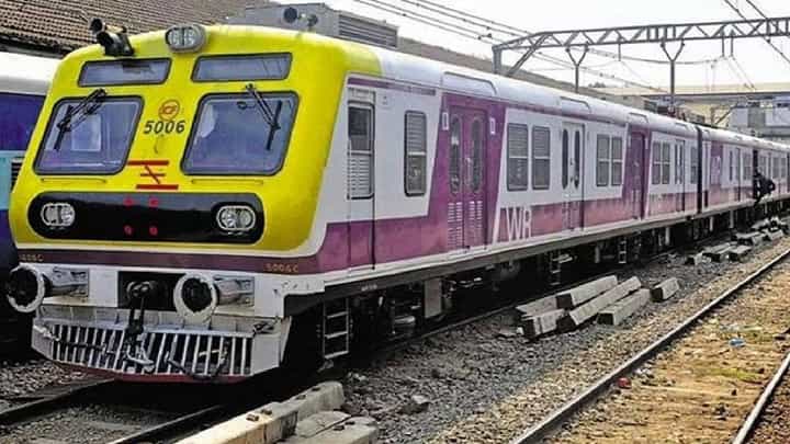 मुसळधार पावसामुळे मुंबई लोकल सेवा खोळंबली; कल्याण स्थानकात झालं असं काय? मुसळधार पावसामुळे मुंबई लोकल सेवा खोळंबली; कल्याण स्थानकात झालं असं काय?
