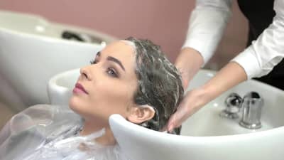 केसांच्या बाबतीत ही चूक आपण सगळेच करतो, कोणती खबरदारी महत्त्वाची? वाचा