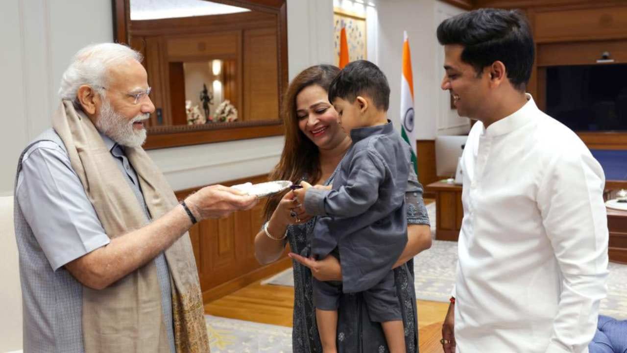 विकास कामांच्या बाबतीत पंतप्रधानांसोबत भेट झाली. कोकणातील पाणी दुष्काळी भागात वळवण्यासाठी प्रयत्नांबाबत चर्चा झाली. यावेळी बोलताना केंद्र सरकारचं राज्य सरकारला पूर्णपणे पाठबळ असेल असा शब्द मोदींनी दिला, असं एकनाथ शिंदे म्हणाले. 