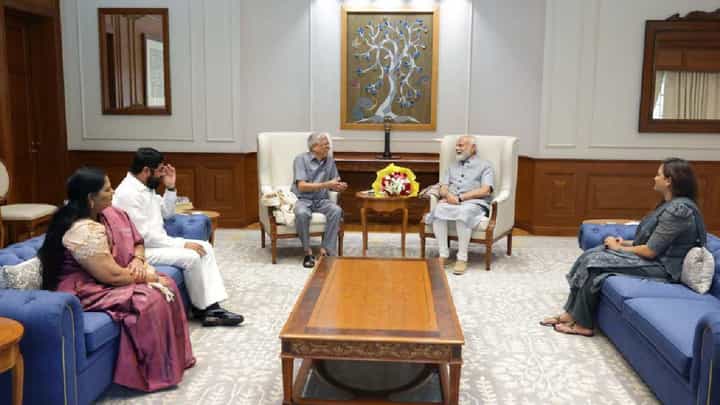 पंतप्रधानांना भेटल्याचा आनंद वडिलांच्या चेहऱ्यावर होता, मोदी-शिंदे भेटीत नेमकं काय घडलं? पंतप्रधानांना भेटल्याचा आनंद वडिलांच्या चेहऱ्यावर होता, मोदी-शिंदे भेटीत नेमकं काय घडलं?