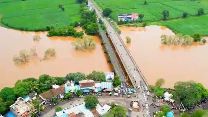 कोल्हापूरची पंचगंगा पात्राबाहेर; 2019 च्या पुराच्या ताज्या झाल्या आठवणी, पहा ड्रोन दृश्य कोल्हापूरची पंचगंगा पात्राबाहेर; 2019 च्या पुराच्या ताज्या झाल्या आठवणी, पहा ड्रोन दृश्य