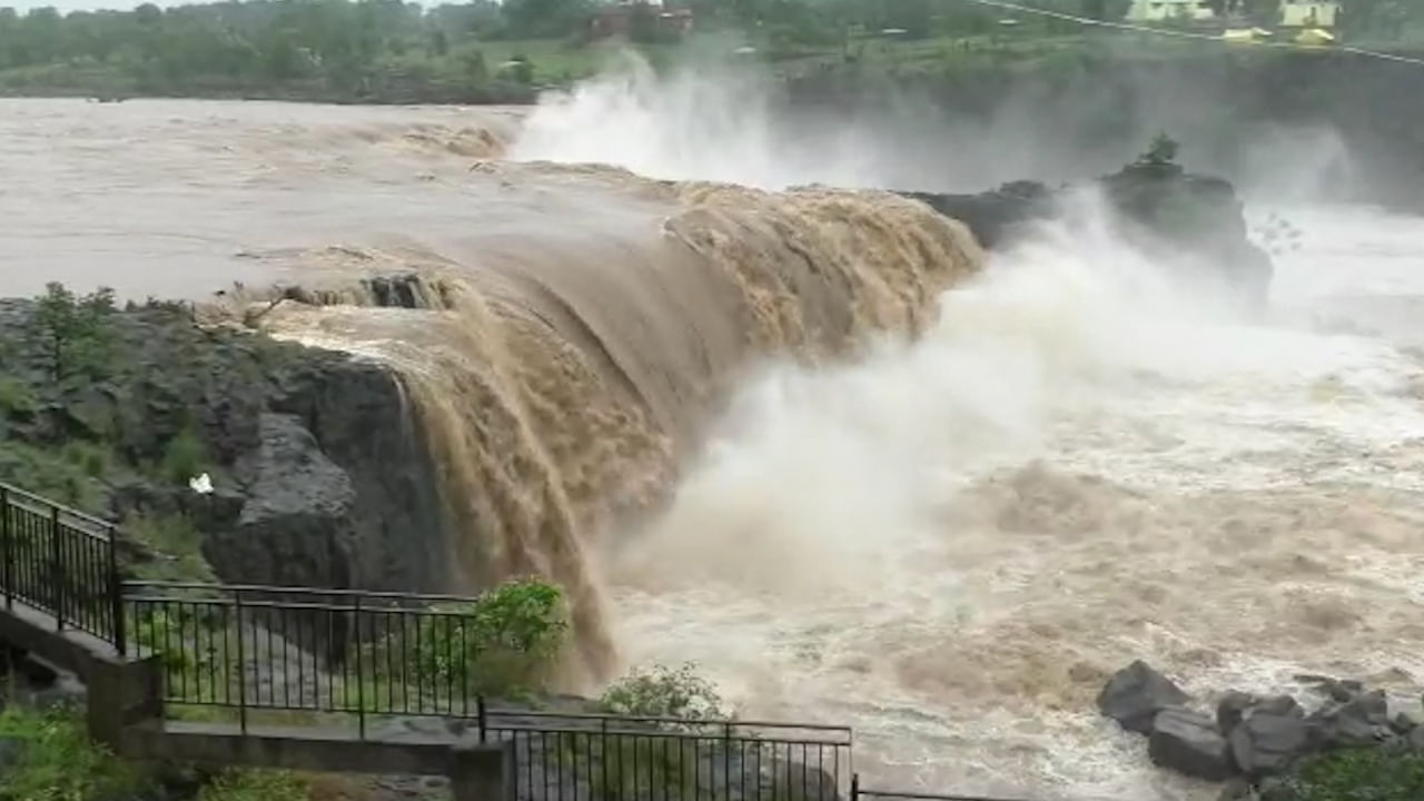 सहस्त्रकुंड धबधब्याचा रौद्र अवतार, धबधब्याचं आक्राळ विक्राळ रूप पाहण्यासाठी पर्यटकांची गर्दी