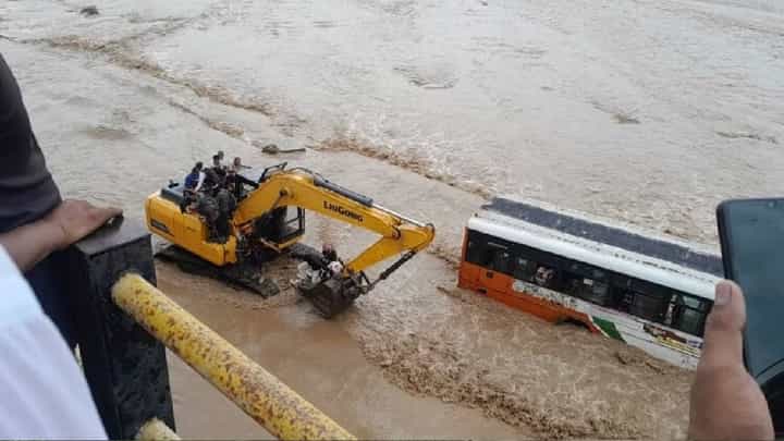उत्तर प्रदेशच्या बिजनौरमध्ये थरार; प्रवासी बस पुरात अडकली, प्रवाशांना उतरवण्यासाठी आणला जेसीबी उत्तर प्रदेशच्या बिजनौरमध्ये थरार; प्रवासी बस पुरात अडकली, प्रवाशांना उतरवण्यासाठी आणला जेसीबी