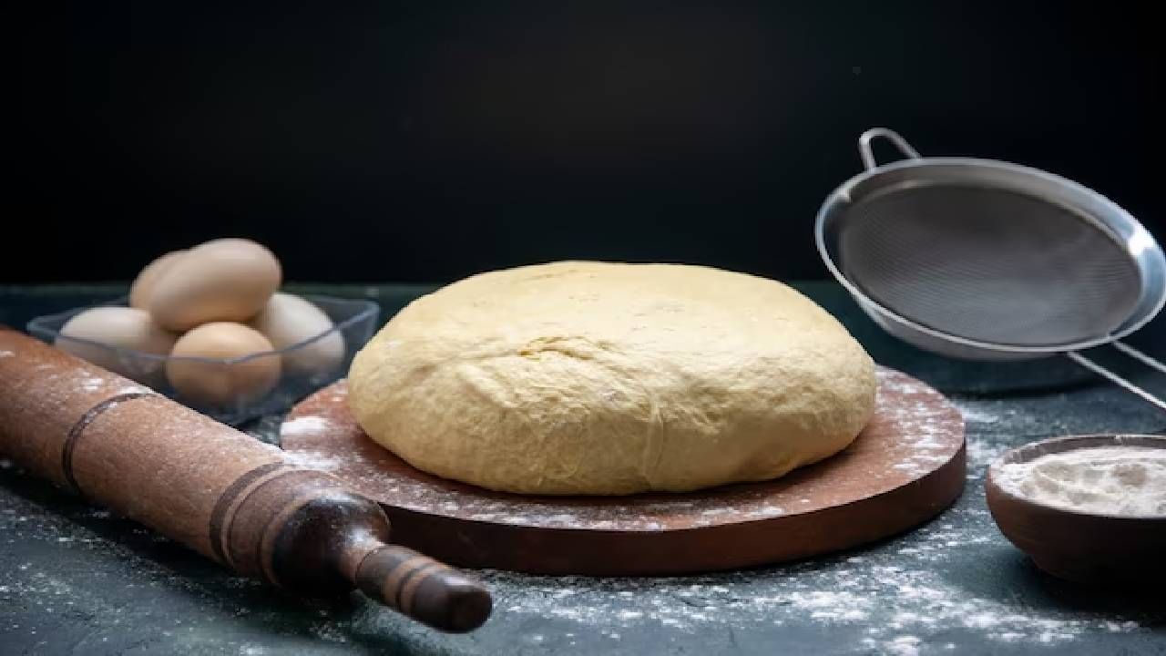 Health Tips : तुम्हीही फ्रीजमध्ये कणीक मळून ठेवता का ? व्हा सावध, आजारी पडण्याचा असतो धोका Health Tips : तुम्हीही फ्रीजमध्ये कणीक मळून ठेवता का ? व्हा सावध, आजारी पडण्याचा असतो धोका