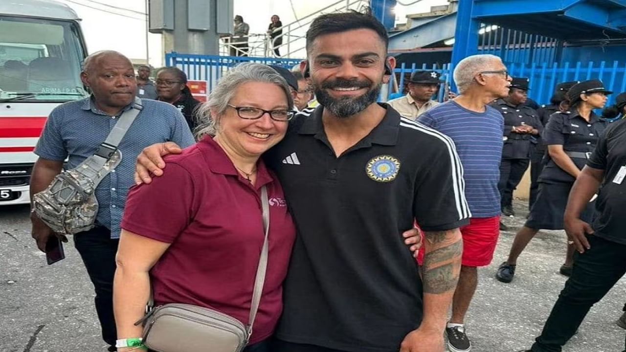 विराट दुसऱ्या दिवशी हॉटेलच्या दिशेने परतत होता. तेव्हा वेस्ट इंडिजचा विकेटकीपर जोशुआ दा सिल्वा याने आपल्या आईला विराट कोहली भेटवलं. जोशुआची आई ही विराटची मोठी चाहती आहे.