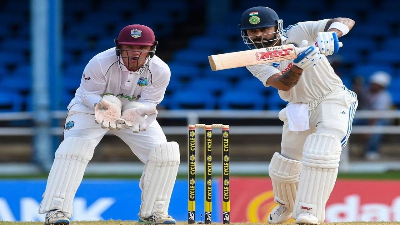 "माझी आई तुझी मोठी चाहती आहे. ती फक्त तुला पाहायला आलीय", असं जोशुआ याने विराटला  दुसऱ्या दिवशी टीम इंडियाच्या बॅटिंग दरम्यान सांगितलं.