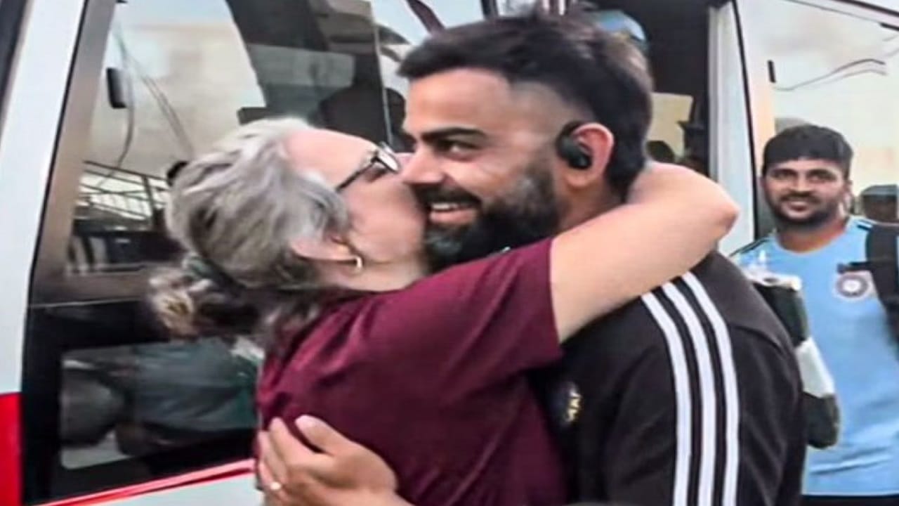 विराटला भेटल्यानंतर जोशुआची आई भावूक झाली. जोशुआच्या आईला अश्रू अनावर झाले. जोशुआच्या आईने विराटला मिठी मारली त्यानंतर प्रेमाने गालावर पप्पी घेतली.