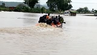 दोन हेलिकॉप्टरचा प्रयत्न फसला, बोटीने रेस्क्यू ऑपरेशन, यवतमाळध्ये बचाव कार्याचा थरार