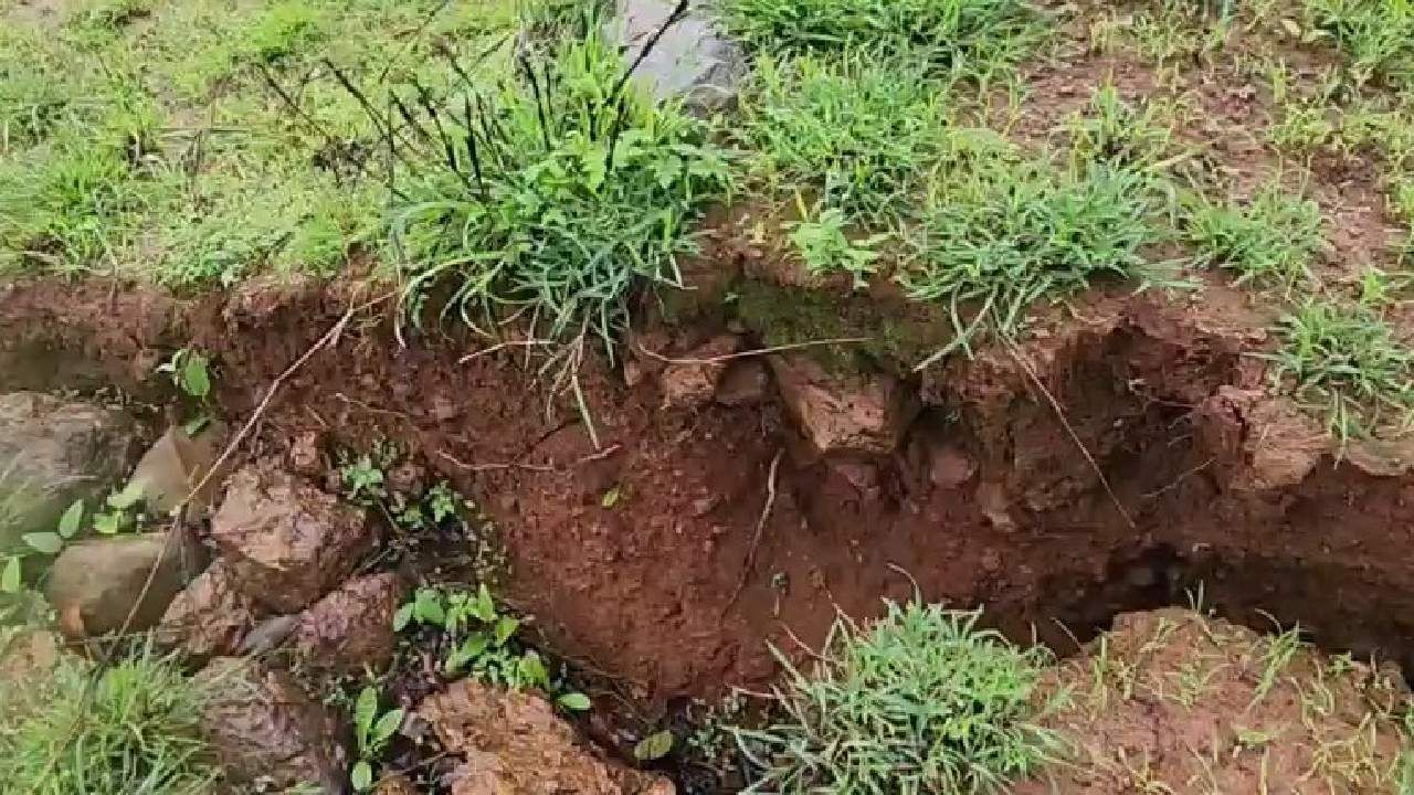 डोंगराला भेगा पडून काही भाग खचला, मोरेवाडी गावात भीतीचे वातावरण डोंगराला भेगा पडून काही भाग खचला, मोरेवाडी गावात भीतीचे वातावरण